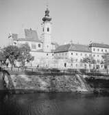 På floden Rába. Karmelitkyrkan i Györ. Ungern. Tjeckoslovakien-Ungern-Österrike 1935.