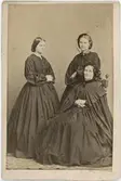 Kabinettsfotografi - Carolina Offrell med döttrarna Anna och Hedvig, Uppsala 1860-tal