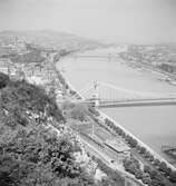 Vy över Budapest med Donau och den gamla Elisabeth-bron. Tjeckoslovakien-Ungern-Österrike 1935.