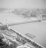Vy över Budapest med broarna över Donau med den gamla Elisabeth-bron. Tjeckoslovakien-Ungern-Österrike 1935.