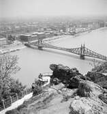 Vy över Budapest med Donau och Frihetsbron. Tjeckoslovakien-Ungern-Österrike 1935.