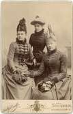 Kabinettsfotografi - Elisabeth Ahlnander, Selma Ahlnander och Emmy Engeström klädda i ytterkläder, Stockholm 1890-tal