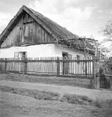 Folk utanför ett hus i Alsódabas. Orten heter idag Dabas. Tjeckoslovakien-Ungern-Österrike 1935.