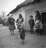 Kvinnor och barn i Tiszafüred. Tjeckoslovakien-Ungern-Österrike 1935.
