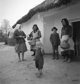 Kvinnor och barn i Tiszafüred. Tjeckoslovakien-Ungern-Österrike 1935.