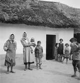 Kvinnor och barn i Tiszafüred. Tjeckoslovakien-Ungern-Österrike 1935.