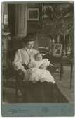 Kabinettsfotografi - Selma af Sandeberg med dottern Ulla, Enköping 1907