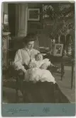 Kabinettsfotografi - Selma af Sandeberg med dottern Ulla, Enköping 1907