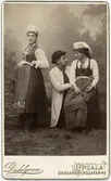 Kabinettsfotografi - Åstrand, Kant och Heideman i folkdräkt, Uppsala 1890