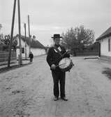 Byns nyhetsuppläsare, den så kallade Kisbíró med sin trumma. Ungern. Tjeckoslovakien-Ungern-Österrike 1935.