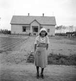 En kvinna framför ett hus i Ungern. Tjeckoslovakien-Ungern-Österrike 1935.