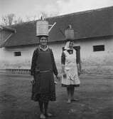 Två kvinnor som bär vatten. Balatonszentgyörgy. Tjeckoslovakien-Ungern-Österrike 1935.