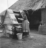 Vid brunnen i Balatonszentgyörgy. Tjeckoslovakien-Ungern-Österrike 1935.