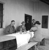 I Balatonszentgyörgy. Efter maten. Tjeckoslovakien-Ungern-Österrike 1935.
