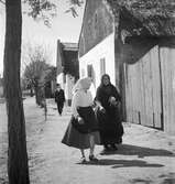 På väg till kyrkan i Vörs. Tjeckoslovakien-Ungern-Österrike 1935.