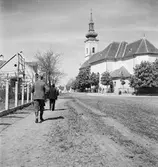 Barn utanför Sankt Martins kyrka i Vörs. Tjeckoslovakien-Ungern-Österrike 1935.