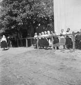 Barn utanför Sankt Martins kyrka i Vörs. Tjeckoslovakien-Ungern-Österrike 1935.