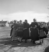 Kvinnor och barn på väg till kyrkan i Vörs. Tjeckoslovakien-Ungern-Österrike 1935.