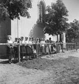 Utanför kyrkporten i Vörs. Tjeckoslovakien-Ungern-Österrike 1935.