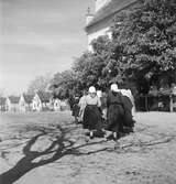 På väg till Sankt Martins kyrka i Vörs. Tjeckoslovakien-Ungern-Österrike 1935.