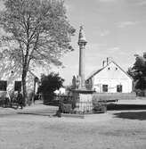 Framför Sankt Martins kyrka i Vörs. Tjeckoslovakien-Ungern-Österrike 1935.