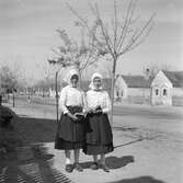 Två flickor i Vörs på väg till kyrkan. Tjeckoslovakien-Ungern-Österrike 1935.