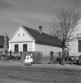 Två flickor i Vörs på väg till kyrkan. Tjeckoslovakien-Ungern-Österrike 1935.