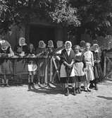 Flickor i olika åldrar utanför Sankt Martins kyrka i Vörs. Tjeckoslovakien-Ungern-Österrike 1935.