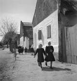 Vörs. På väg till kyrkan. Tjeckoslovakien-Ungern-Österrike 1935.
