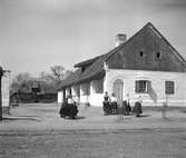 Flickor utanför ett hus i Vörs. Tjeckoslovakien-Ungern-Österrike 1935.