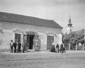 En butik i Vörs. Till höger syns Sankt Martins kyrka. Tjeckoslovakien-Ungern-Österrike 1935.