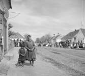 På väg till kyrkan i Vörs. Tjeckoslovakien-Ungern-Österrike 1935.