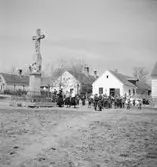 Barn vid planen framför Sankt Martins kyrka i Vörs. Tjeckoslovakien-Ungern-Österrike 1935.