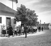 På väg från kyrkan i Vörs. Tjeckoslovakien-Ungern-Österrike 1935.