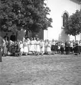 Barn utanför Sankt Martins kyrka i Vörs. Tjeckoslovakien-Ungern-Österrike 1935.