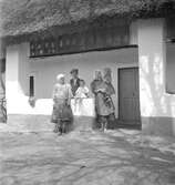 Ett familjeporträtt vid ett hus i Vörs. Tjeckoslovakien-Ungern-Österrike 1935.