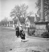 Flickor utanför Sankt Martins kyrka i Vörs. Tjeckoslovakien-Ungern-Österrike 1935.