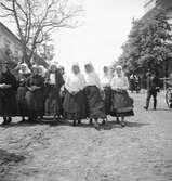 På väg till kyrkan i Vörs. Tjeckoslovakien-Ungern-Österrike 1935.