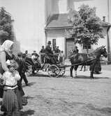 Kyrkobesökare utanför Sankt Martins kyrka i Vörs. Tjeckoslovakien-Ungern-Österrike 1935.