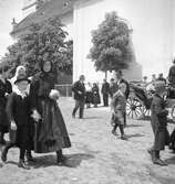 Kyrkobesökare utanför Sankt Martins kyrka i Vörs. Tjeckoslovakien-Ungern-Österrike 1935.
