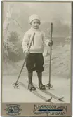 Kabinettsfotografi - pojke på skidor, Uppsala 1909