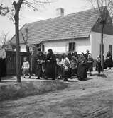 På väg till kyrkan i Vörs. Tjeckoslovakien-Ungern-Österrike 1935.