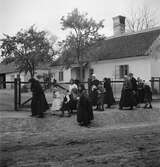 På väg till kyrkan i Vörs. Tjeckoslovakien-Ungern-Österrike 1935.