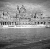 Parlamentsbyggnaden i Budapest. Tjeckoslovakien-Ungern-Österrike 1935.