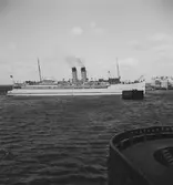 S/S Konung Gustaf V fotograferat från S/S Deutschland. Möjligen i Trelleborg? Tyskland-Holland-Belgien 1938.
