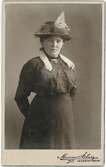 Kabinettsfotografi - kvinna med hatt, Lövstabruk 1920-tal