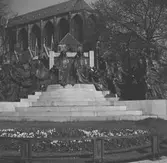 Statyn över Jan och Hubert van Eyck i Gent. Sankt Bavos-katedralen i bakgrunden. Tyskland-Holland-Belgien 1938.