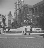 Sankt Bavos- katedralen i Gent. I förgrunden statyn över Jan och Hubert van Eyck. Tyskland-Holland-Belgien 1938.