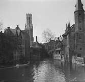 Byggnader vid Rozenhoedkaai i Brygge. I bakgrunden reser sig stadens beffroi. Tyskland-Holland-Belgien 1938.