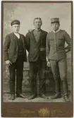 Kabinettsfotografi - tre unga män, Östhammar